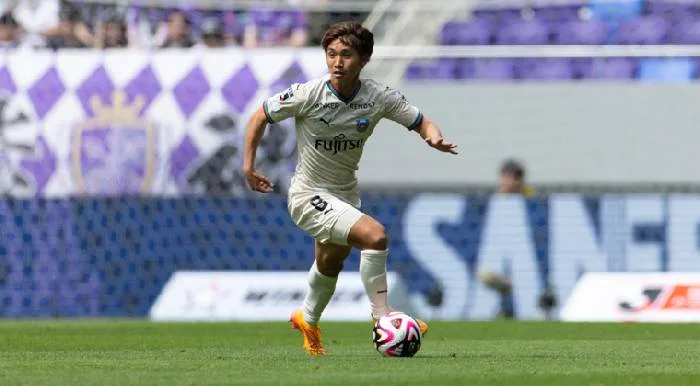 Kawasaki Frontale với Urawa Reds