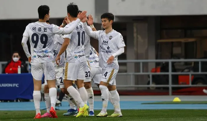 Gimcheon Sangmu cùng Gangwon
